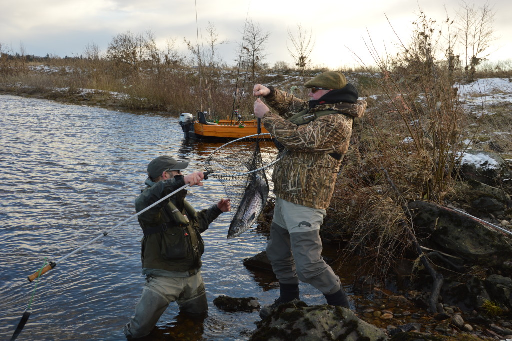Gary weighing Jim's fish 15.01.16